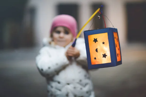 Gros plan d'une petite fille tenant des lanternes faites par elle-même avec une bougie pour la procession de Saint-Martin. Enfant en bonne santé tout-petit heureux des enfants et de la parade familiale à la maternelle. Tradition allemande Martinsumzug — Photo