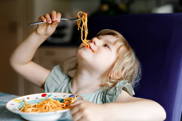 Entzückende Kleinkind Mädchen essen Pasta-Spaghetti mit Tomaten-Bolognese mit Hackfleisch. Glückliches Vorschulkind isst zu Hause, drinnen, frisch gekochte gesunde Mahlzeit mit Nudeln und Gemüse. — Stockfoto