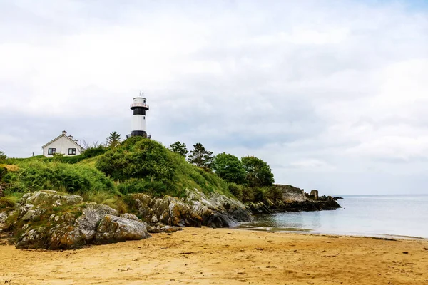 Lighthouse on Inishowen peninsula in North Ireland. Beautiful Wild Atlantic Way with typical irish landscapes, coastline and cliffs. — Stock Photo, Image
