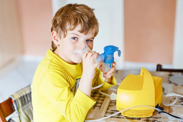 Söt pojke som gör inhalationsterapi med hjälp av inhalatormask. Närbild av ett litet sjukt barn. Sorgligt barn med klar syrgasmask — Stockfoto