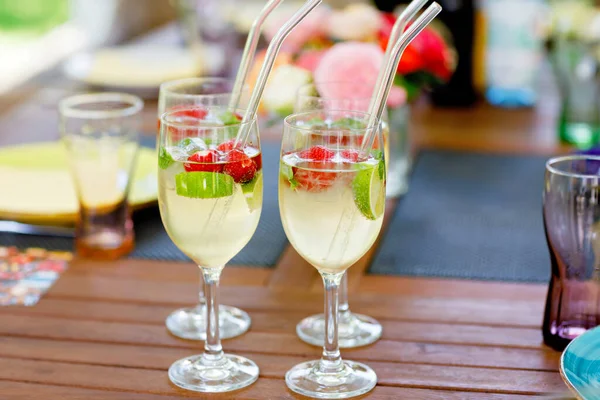 Cóctel Hugo con flores de saúco, fresas, lima y menta. Bebida fresca barbacoa de verano para fiestas. — Foto de Stock