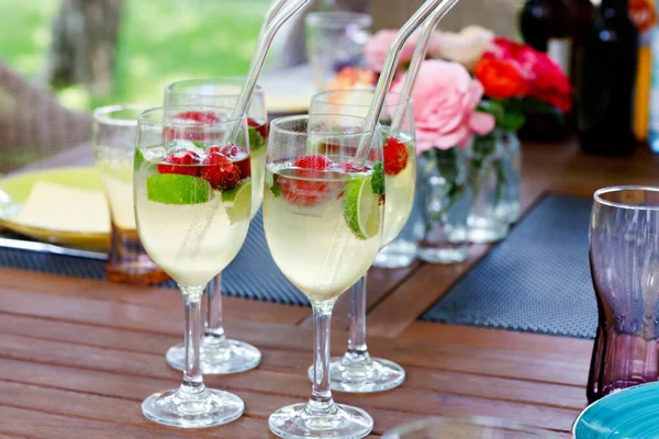 Cocktail Hugo met vlierbloesem, aardbeien, limoen en munt. Frisse zomerse barbecue drankje voor feesten. — Stockfoto