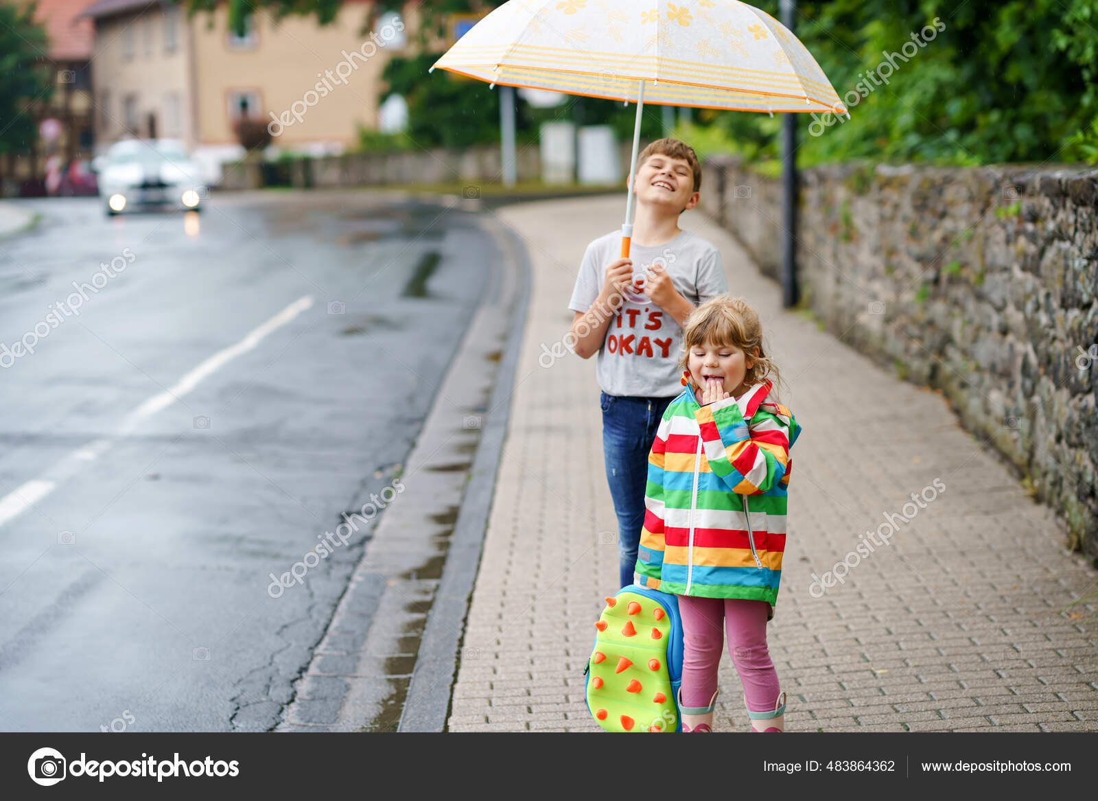 小学生の男の子が幼稚園から妹の就学前の女の子を迎えます 雨の日には傘遊びをしたり 天気の悪い日には楽しい2人の幸せな子供たち 恋の兄弟 ストック写真 C Romrodinka 小学生の男の子が幼稚園から妹の就学前の女の子を迎えます 雨の日には傘遊びをしたり 天気の悪い日には楽しい2人の幸せな子供たち 恋の兄弟 ストック写真 C Romrodinka