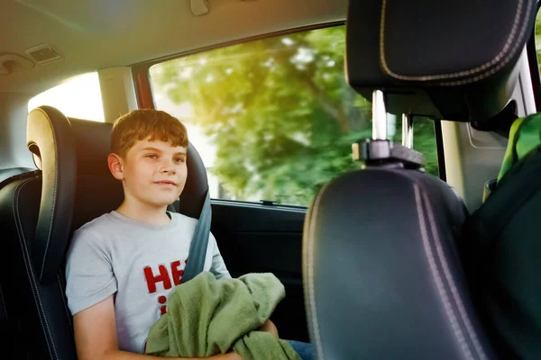 Garçon heureux assis en voiture pendant le voyage et le voyage en famille. Enfant positif profitant de vacances en voiture. Été, séjour — Photo