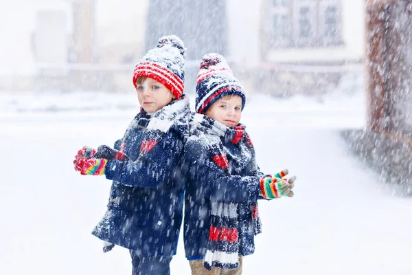 Bambini felici che si divertono con la neve in inverno — Foto Stock