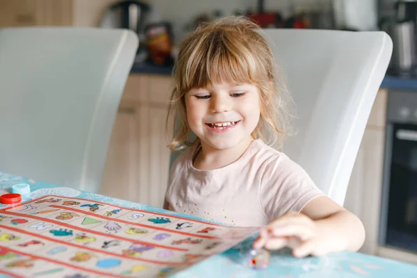 Adorável bonito menina criança jogando jogo de cartas de imagem. Memória de treinamento infantil saudável feliz, pensando. Criativa dentro de casa lazer e educação da criança durante a pandemia coronavírus doença de quarentena vívida — Fotografia de Stock