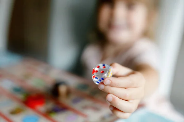 Förtjusande söt liten flicka spelar kort spel. Glad hälsosam barnträning minne, tänker. Kreativa inomhus fritid och utbildning av barn under pandemisk coronavirus covid karantän sjukdom — Stockfoto