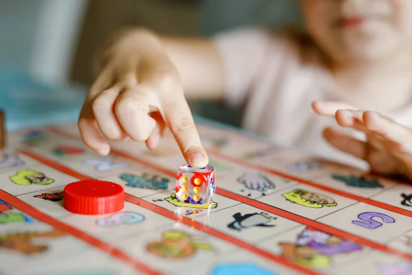 Adorável bonito menina criança jogando jogo de cartas de imagem. Memória de treinamento infantil saudável feliz, pensando. Criativa dentro de casa lazer e educação da criança durante a pandemia coronavírus doença de quarentena vívida — Fotografia de Stock