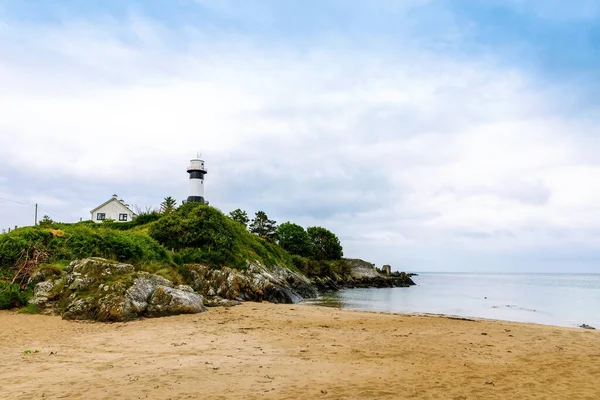 Farol na península de Inishowen, na Irlanda do Norte. Caminho Atlântico Selvagem bonito com paisagens irlandesas típicas, litoral e falésias. — Fotografia de Stock