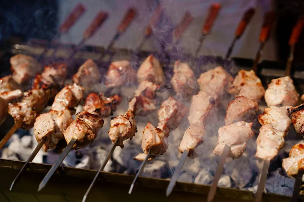 Gegrilde vlees op spies voor barbecue. Varkensvlees, rundvlees of lamsvlees, gegrild in brand. Traditionele Russische bbq voedsel. — Stockfoto