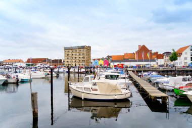 ECKERNFOERDE, GERMANY - 21 Temmuz 2021: Almanya 'nın kuzeyinde Schleswig-Holstein eyâletinde Eckernfotte limanı. Almanya 'nın kuzeyinde Schleswig-Holstein eyâletinde, Baltık Denizi kıyısında popüler turizm beldesi.