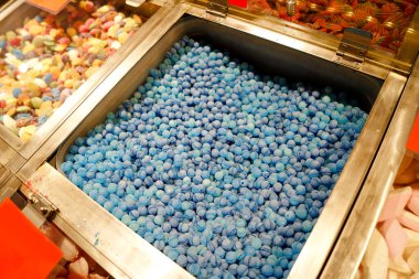 Şekerci dükkanında farklı lolipoplar. Farklı tatlarda tatlı bonbonlar..