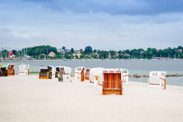Tradizionale tedesco coperto sedie da spiaggia in vimini. Ostsee. Spiaggia di Eckernfoerde popolare destinazione turistica sulla costa del Mar Baltico nel nord della Germania, Schleswig-Holstein. — Foto Stock