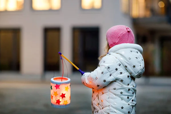 Ragazzina con lanterne autocostruite con candela per la processione di San Martino. Sano bambino bambino carino sano felice di bambini e parata familiare nella scuola materna. Tradizione tedesca Martinsumzug — Foto Stock