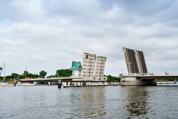 Puente en Kappeln, Alemania, Schleswig Holstein. Río Schlei. — Foto de Stock