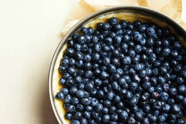 Primo piano della torta di mirtilli pronta per la cottura. — Foto Stock