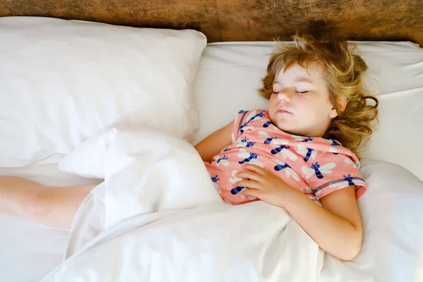 Roztomilá holčička spící v posteli. Rozkošné dítě sní, zdravý spánek dětí ve dne. Hluboký spánek batolat. Děti odpočívají. — Stock fotografie