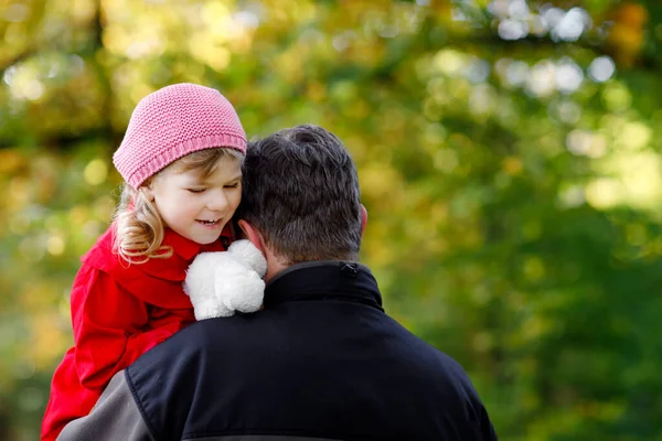 Feliz padre joven que se divierte linda hija del niño, retrato familiar juntos. Hombre de mediana edad con una hermosa niña en el bosque o parque de otoño. Papá con un niño pequeño al aire libre, abrazándose. Amor, unión —  Fotos de Stock