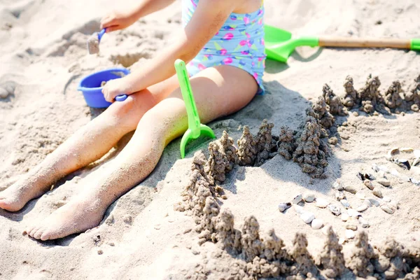 Niña preescolar jugando con juguetes de arena en la playa. Lindo niño feliz en vacaciones familiares en el mar. Niño activo teniendo fung en el Mar Báltico. Actividad al aire libre para niños —  Fotos de Stock