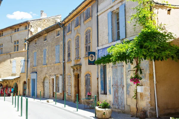Provensalsk gata med typiska hus i södra Frankrike, Provence. Aix-en-Provence stad på solig sommardag. — Stockfoto