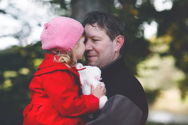 Glad ung far har roligt söt småbarn dotter, familj porträtt tillsammans. Medelålders man med vacker liten flicka i höst skog eller park. Pappa med barn utomhus, kramas. Kärlek, band — Stockfoto