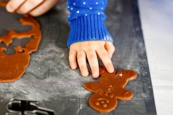 Großaufnahme der Hände des kleinen Vorschulkindes und des Vaters beim Lebkuchenbacken. Großaufnahme von Sohn und Vater, Mann in Weihnachtspullover. Weihnachtlich dekorierte Küche. Familienaktivitäten zu Weihnachten — Stockfoto