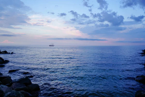 日落时分在波罗的海的游艇。划着美丽天空和云彩的小船. — 图库照片