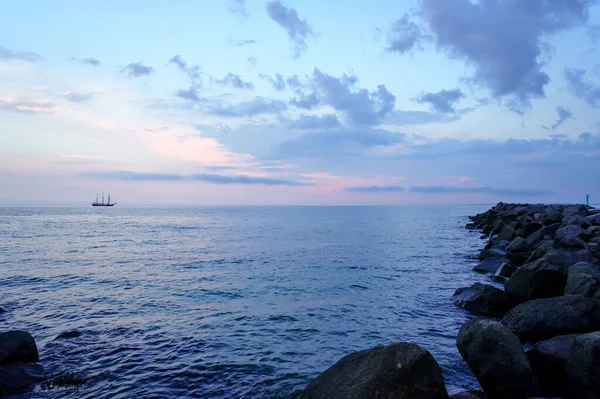 Jacht z zachodem słońca w Morzu Bałtyckim. Żaglówka z pięknym niebem, chmury. — Zdjęcie stockowe