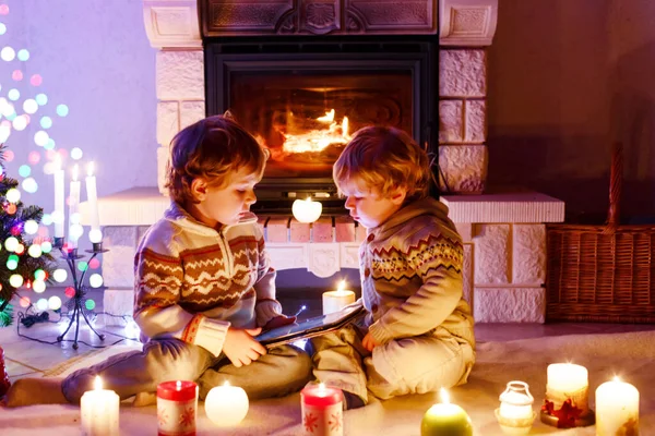 Due ragazzi bambino carino, gemelli biondi che giocano con il nuovo regalo tablet. Famiglia che celebra le vacanze di Natale — Foto Stock