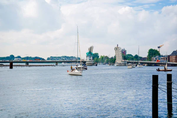 KAPPELN, DUITSLAND - 27 juli 2021: Kappeln, havenstad in Sleeswijk-Holstein, Duitsland. Populaire toeristische bestemming aan de Oostzeekust in Noord-Duitsland, Sleeswijk-Holstein. — Stockfoto