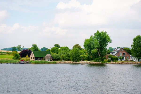 Piękny region Schlei w Niemczech, Szlezwik Holsztyn. Niemiecki krajobraz latem. Rzeka Schlei i typowe domy z strzechą, dachy z trzciny wodnej. — Zdjęcie stockowe