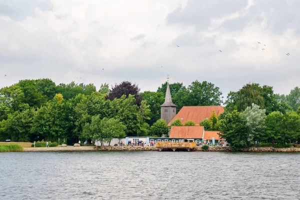 Mooie Schlei regio in Duitsland, Sleeswijk Holstein. Duits landschap in de zomer. Schlei rivier en typische huizen met rieten rieten daken. — Stockfoto