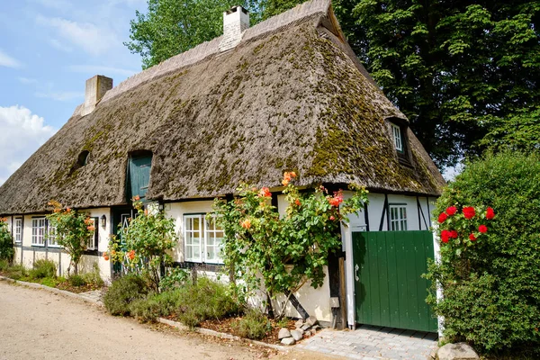 Belle région du Schlei en Allemagne, Schleswig Holstein. Paysage allemand en été. Rivière Schlei et maisons typiques avec chaume, toits de roseaux d'eau. Village de Sieseby — Photo