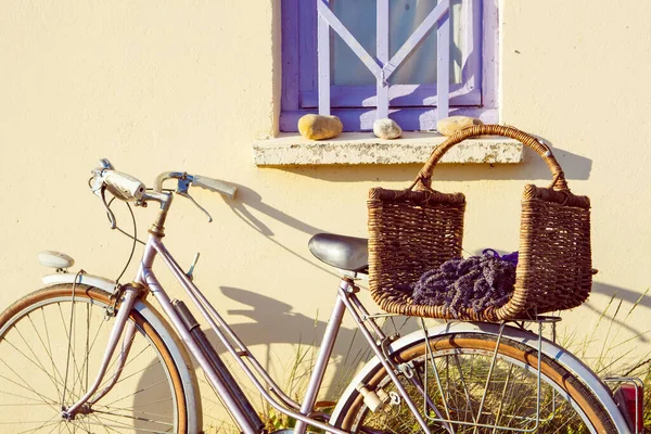 Bauernhaus und Fahrrad in der Nähe von Lavendelfeldern in der Nähe von Valensole in der Provence, Frankreich. mit Fahrrad, Lavendelstrauß im Korb mit typisch provenzalischem Stil — Stockfoto