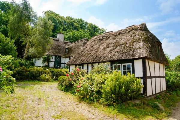 Kawasan Schlei yang indah di Jerman, Schleswig Holstein. Pemandangan Jerman di musim panas. Sungai Schlei dan rumah-rumah khas dengan jerami, atap buluh air. Desa Sieseby — Stok Foto