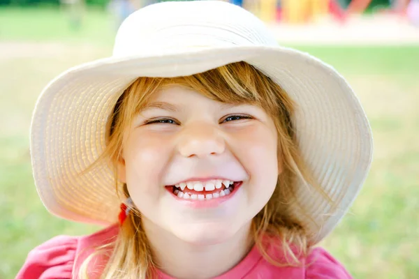 Retrato de menina pré-escolar com chapéu de palha. Criança feliz bonito olhando para a câmera e sorrindo. Menina encantadora em férias de verão com a família. — Fotografia de Stock