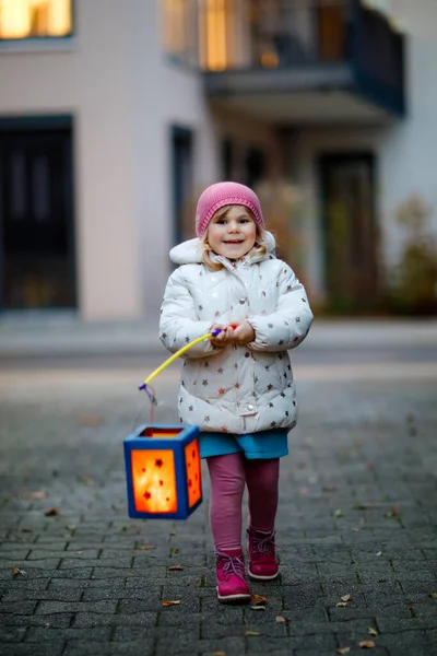 小女孩拿着自制灯笼，点着蜡烛，准备参加圣马丁游行。健康可爱的幼儿对孩子们和幼儿园的家庭游行感到高兴。德国传统Martinsumzug — 图库照片
