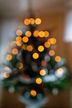 Bokeh ışıkları süslenmiş Noel ağacını aydınlatıyor. Xmas tatili.