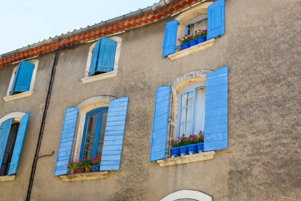 Provencal street with typical houses in southern France, Provence. Aix-en-Provence city on sunny summer day. — Stock Photo, Image