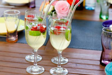 Hugo 'ya mürver, çilek, kireç ve naneli kokteyl. Taze yaz barbeküsü partiler için..