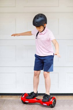 Uçan gemide aktif çocuk. Modern denge kaykayı kullanan çocuk. Egzersiz ve çocuklar için spor, çocuklar için açık hava aktivitesi.
