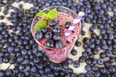 Blueberry smoothie bir cam kavanoza bir saman ve ince dal nane