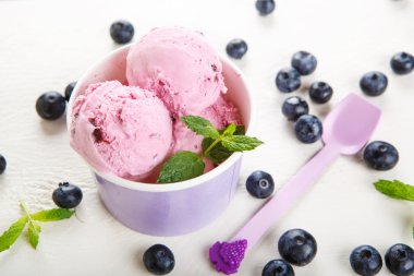 Blueberry dondurma veya dondurulmuş yoğurt ve nane, fre fışkın