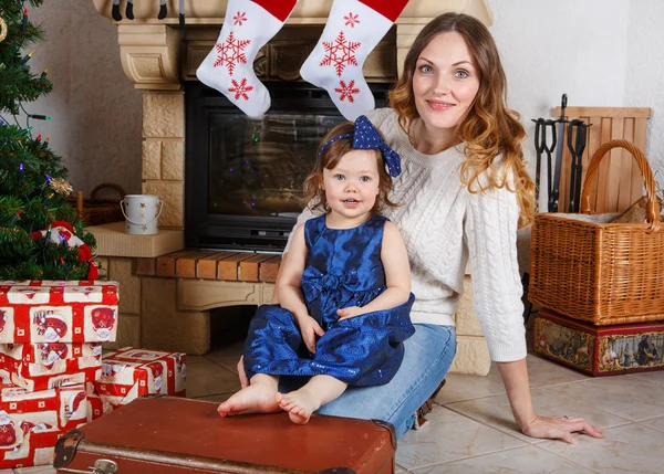 Kleines Mädchen und Mutter mit Weihnachtsbaum und Dekoration — Stockfoto