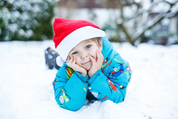 Portret van kleine peuter jongen drie jaar oud in de winter — Stockfoto