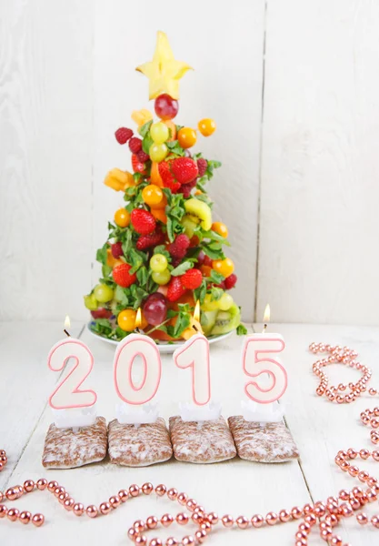 Kreativer Obst-Weihnachtsbaum mit verschiedenen Beeren, Früchten und — Stockfoto