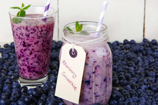 Blueberry smoothie in een glazen pot met een stro en takje munt — Stockfoto