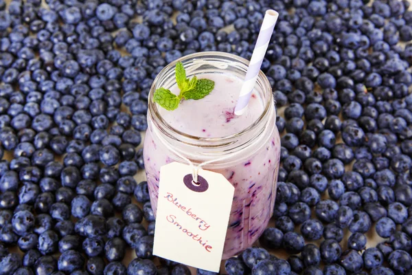 Smoothie Blueberry w słoik ze słomy i gałązka mięty — Zdjęcie stockowe