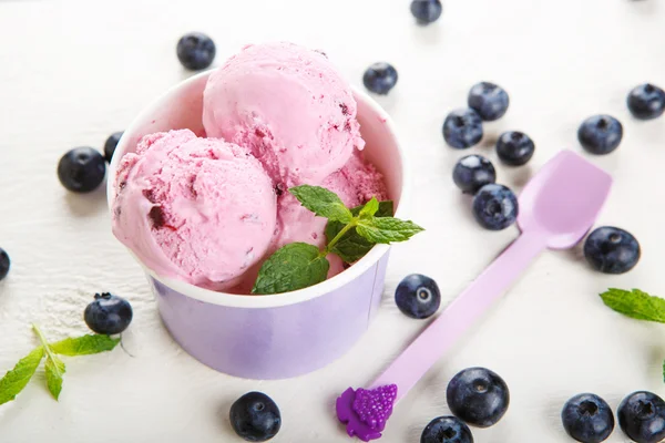 Crème glacée aux myrtilles ou yaourt glacé et brin de menthe, au fraise — Photo