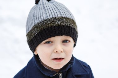 çok güzel yürümeye başlayan çocuk güzel kış gününde 